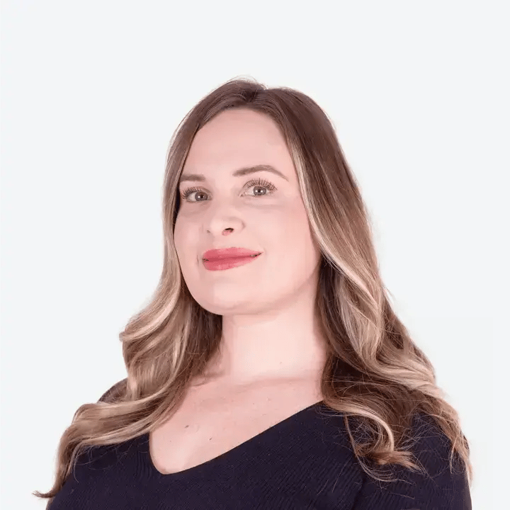Kelly Headshot-1